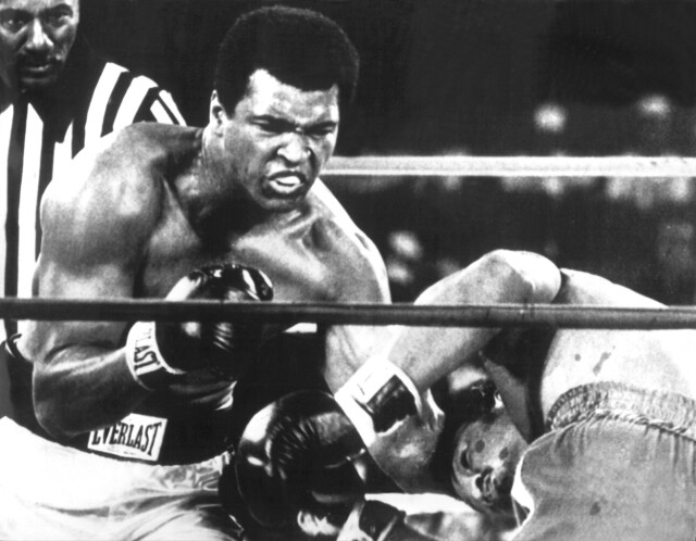 MUHAMMAD ALI: Den verdensberømte bokseren gikk bort 3. juni. Han ble 74 år. Dette bildet er tatt i 1974, da han bokset mot George Foreman. Foto: NTB Scanpix MUHAMMAD ALI: Den verdensberømte bokseren gikk bort 3. juni. Han ble 74 år. Dette bildet er tatt i 1974, da han bokset mot George Foreman. Foto: NTB Scanpix